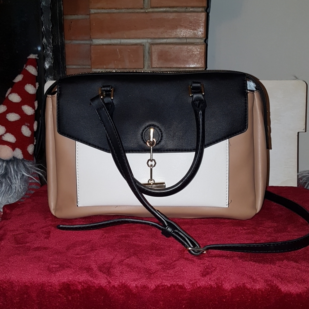Roomy Nine west color block purse